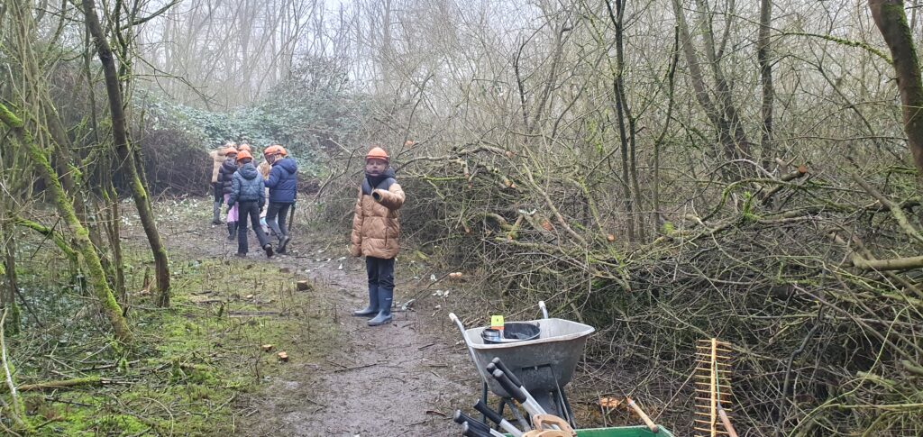 Je school kan de boom in schoolklas aan de slag in gronddepot in Zeewolde met kruiwagen en kinderen
